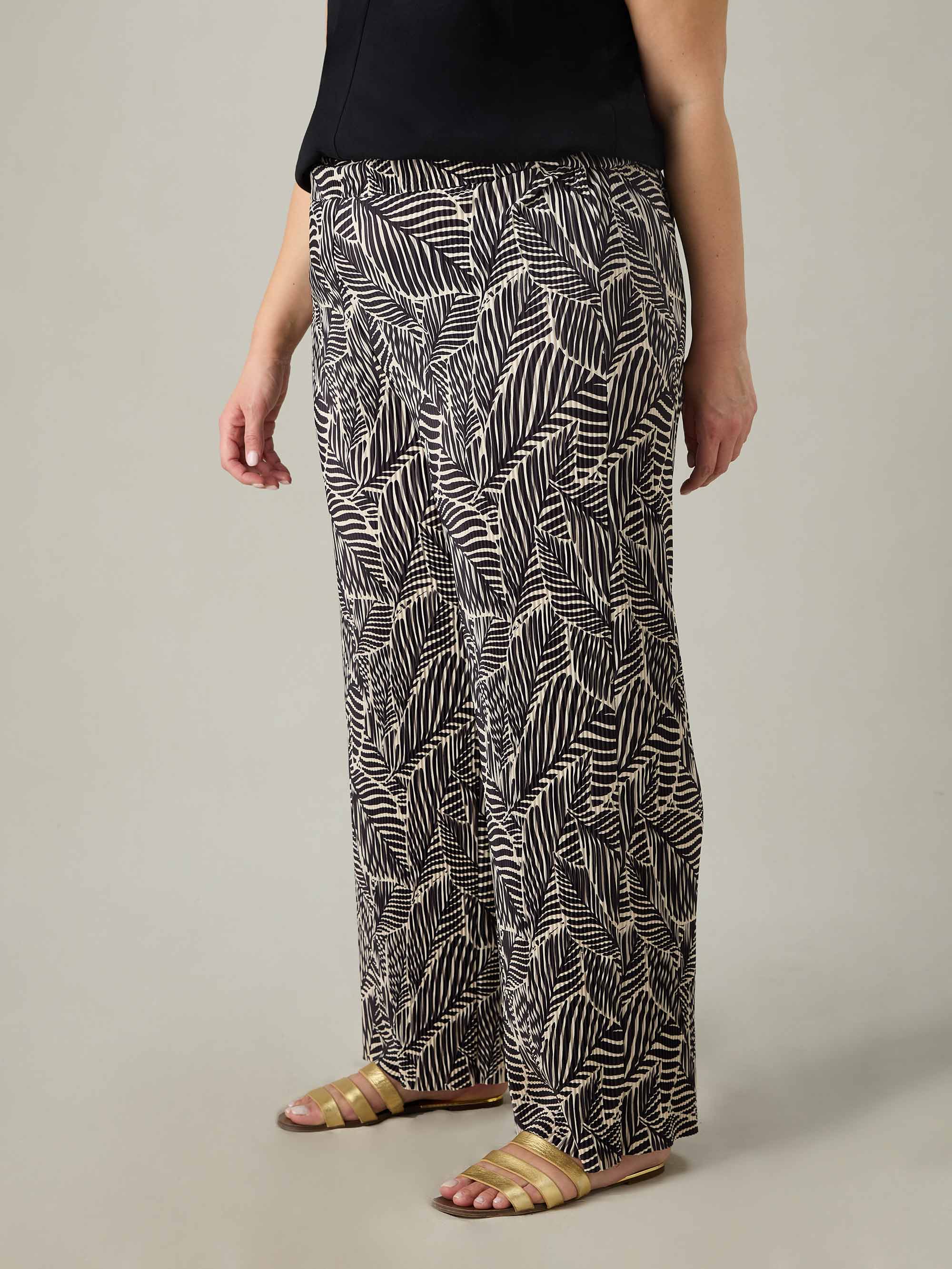 Live Unlimited Womens Mono Leaf Print Plisse Trousers - Black/White - Size 22 UK