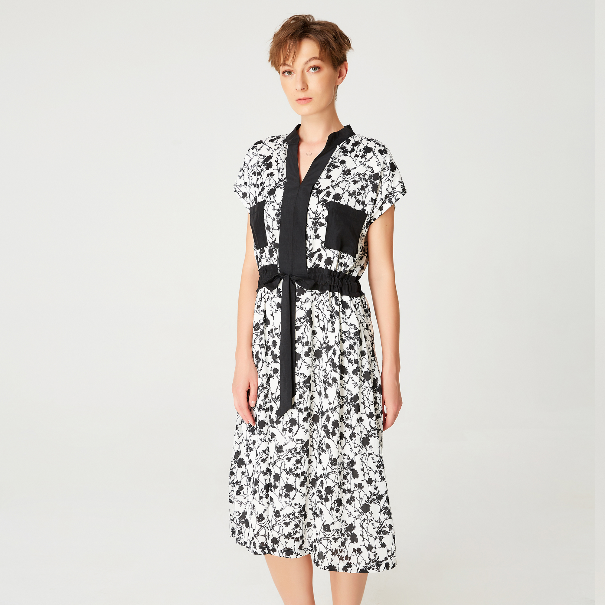 Smart & Joy Robe i bi matière med blommigt tryck i svartvitt och ceinture med coulisse midiklänningar dam – bild 2