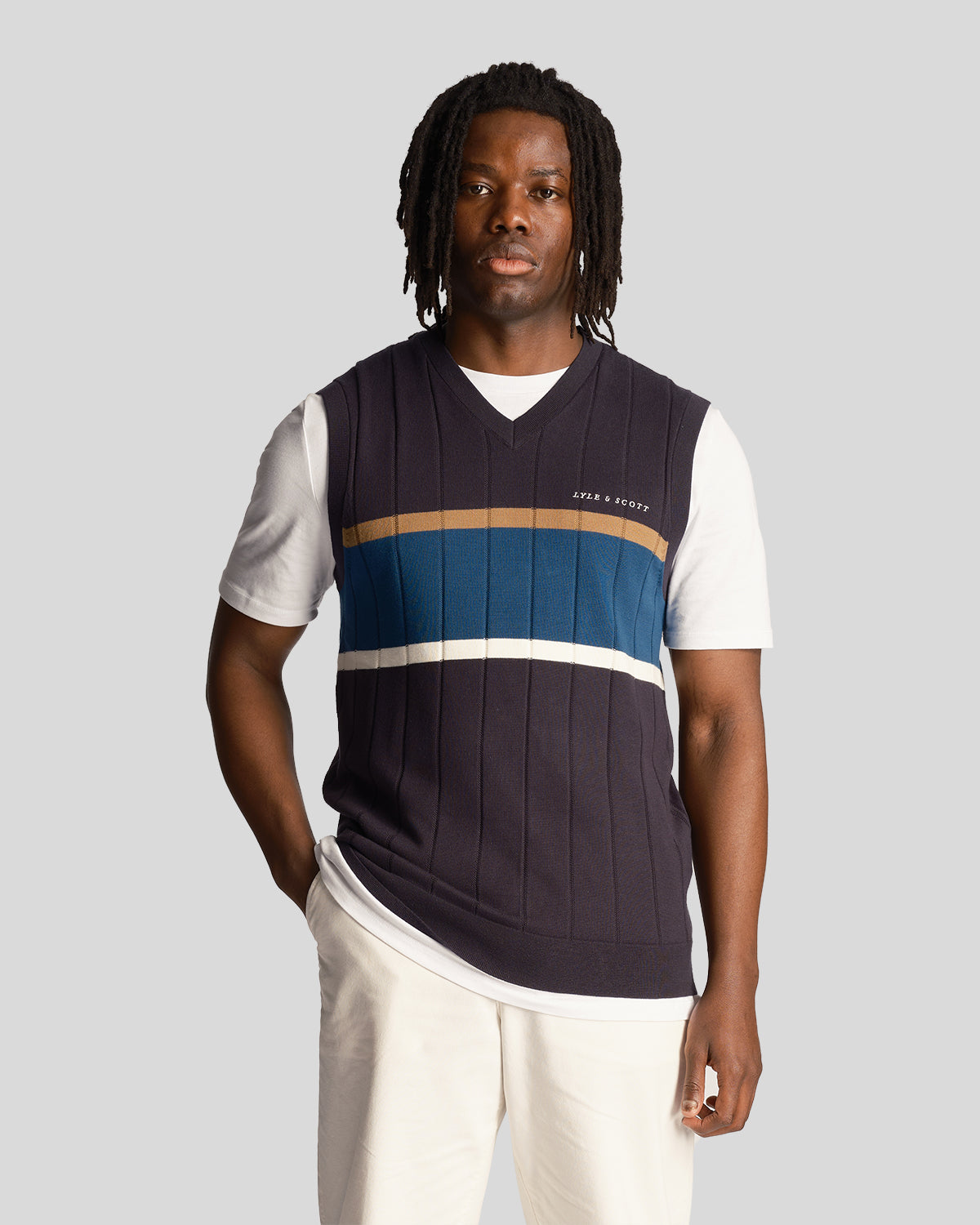 Thumbnail - Lyle & Scott Herren Volley Stripe Strickweste in Dunkelblau