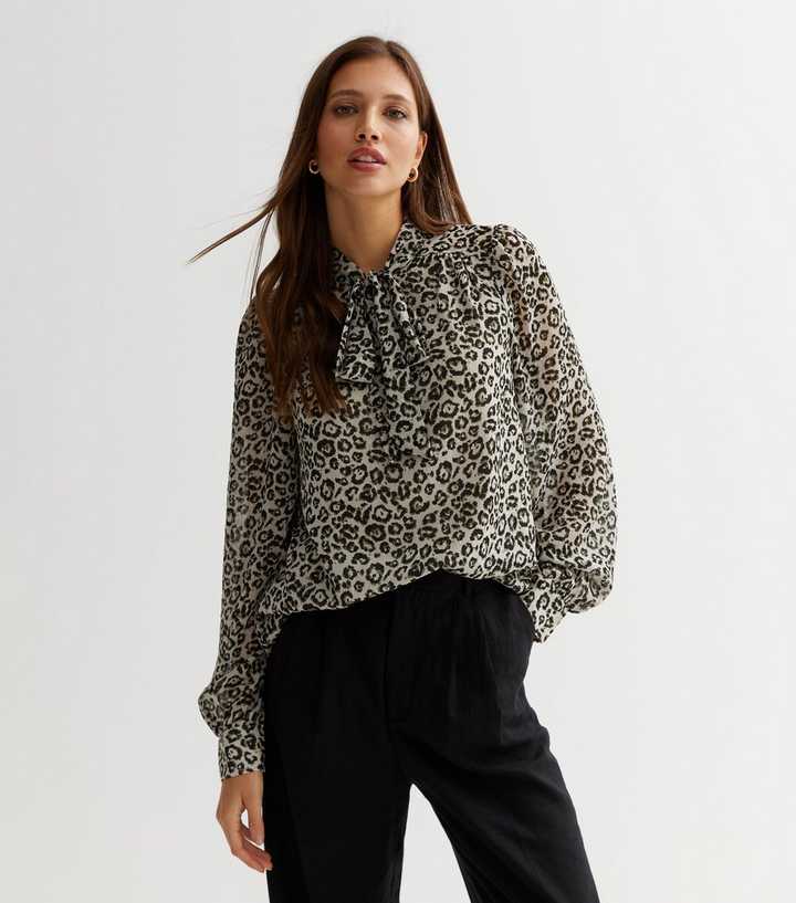Thumbnail - Animal Print Langarm Bluse mit Krawattenausschnitt