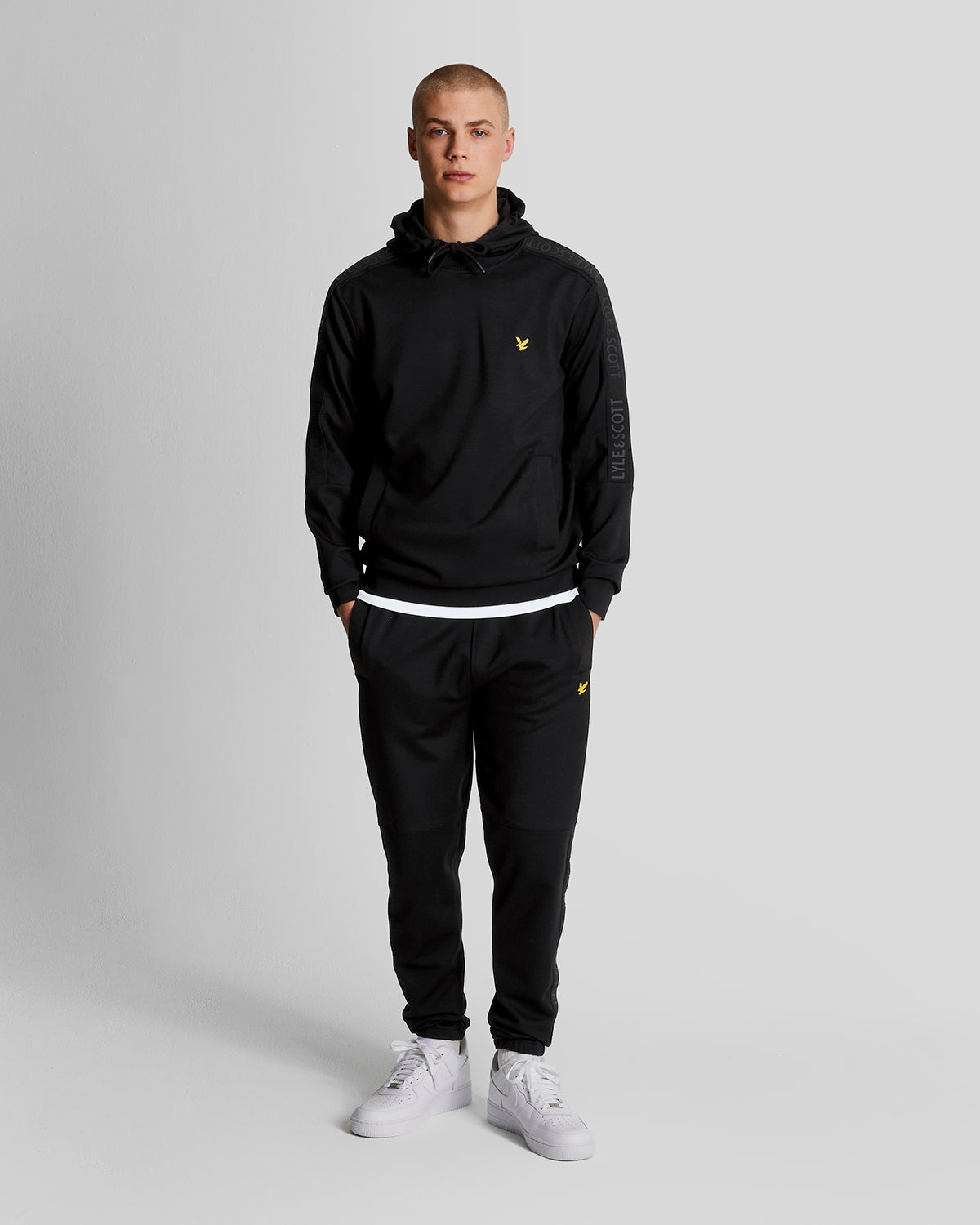Branded Hoodie med sportfickor i Jet Black för män 2