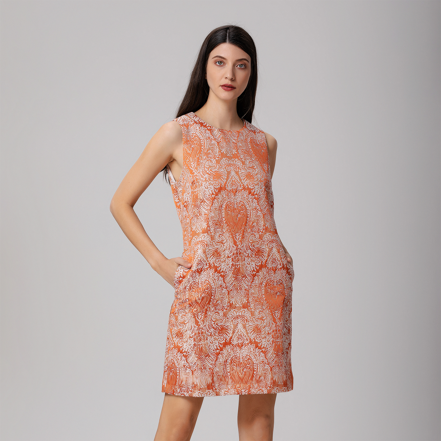 Minimalistische mini-jurk van brokaat