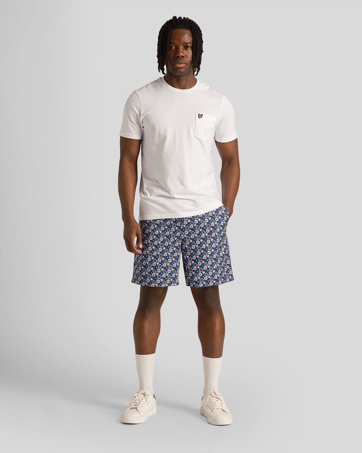 Thumbnail - Lyle & Scott Herren Floral Print Resort Shorts in Dunkelblau