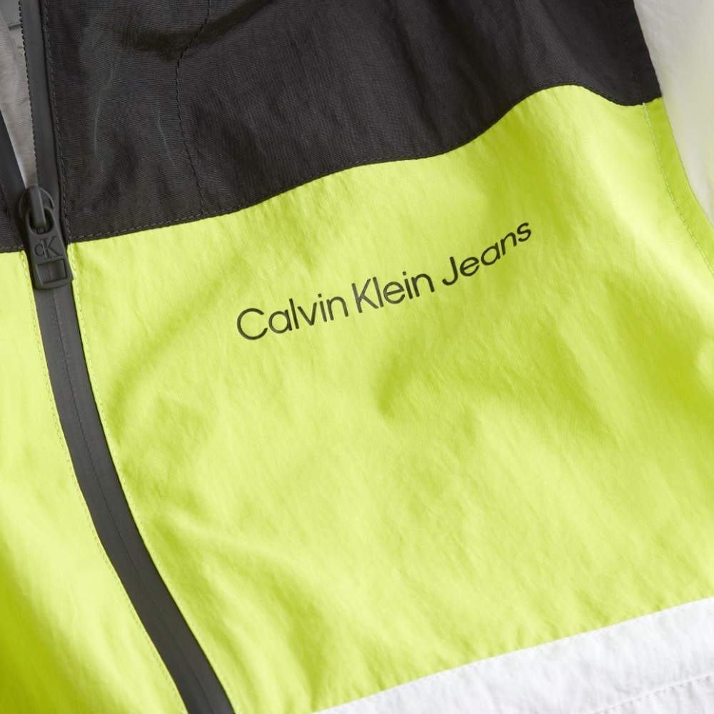Calvin Klein herrjacka med en slående färgblocksdesign 2