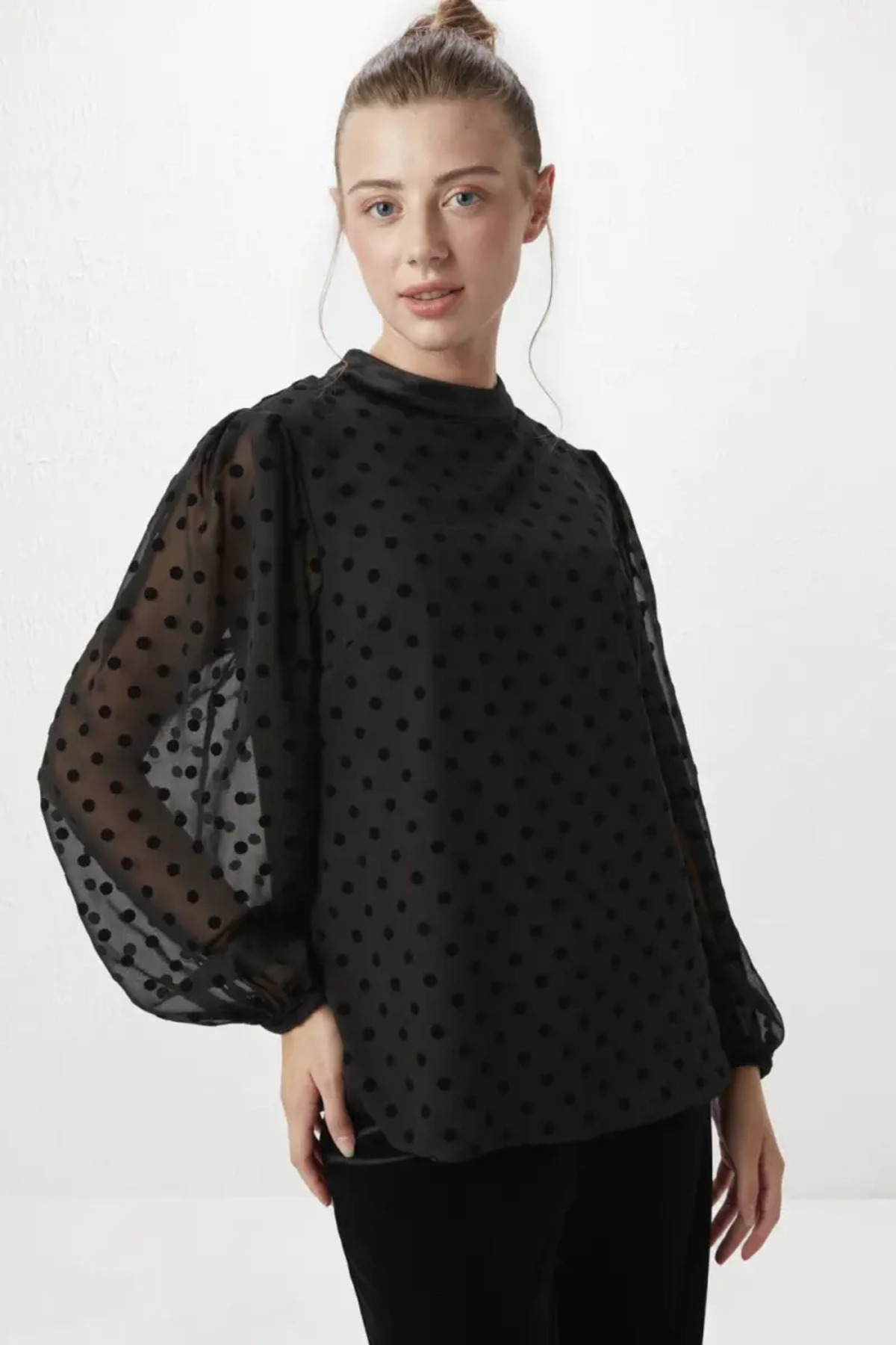 Gusto Womens Velvet Blouse in Black - Size Small
