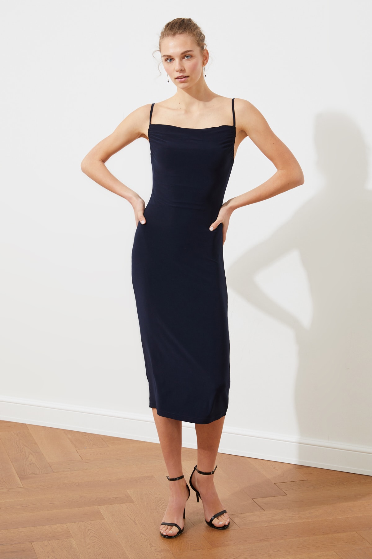 Kvinnors Cowl Neck Bodycone Midi Klänning