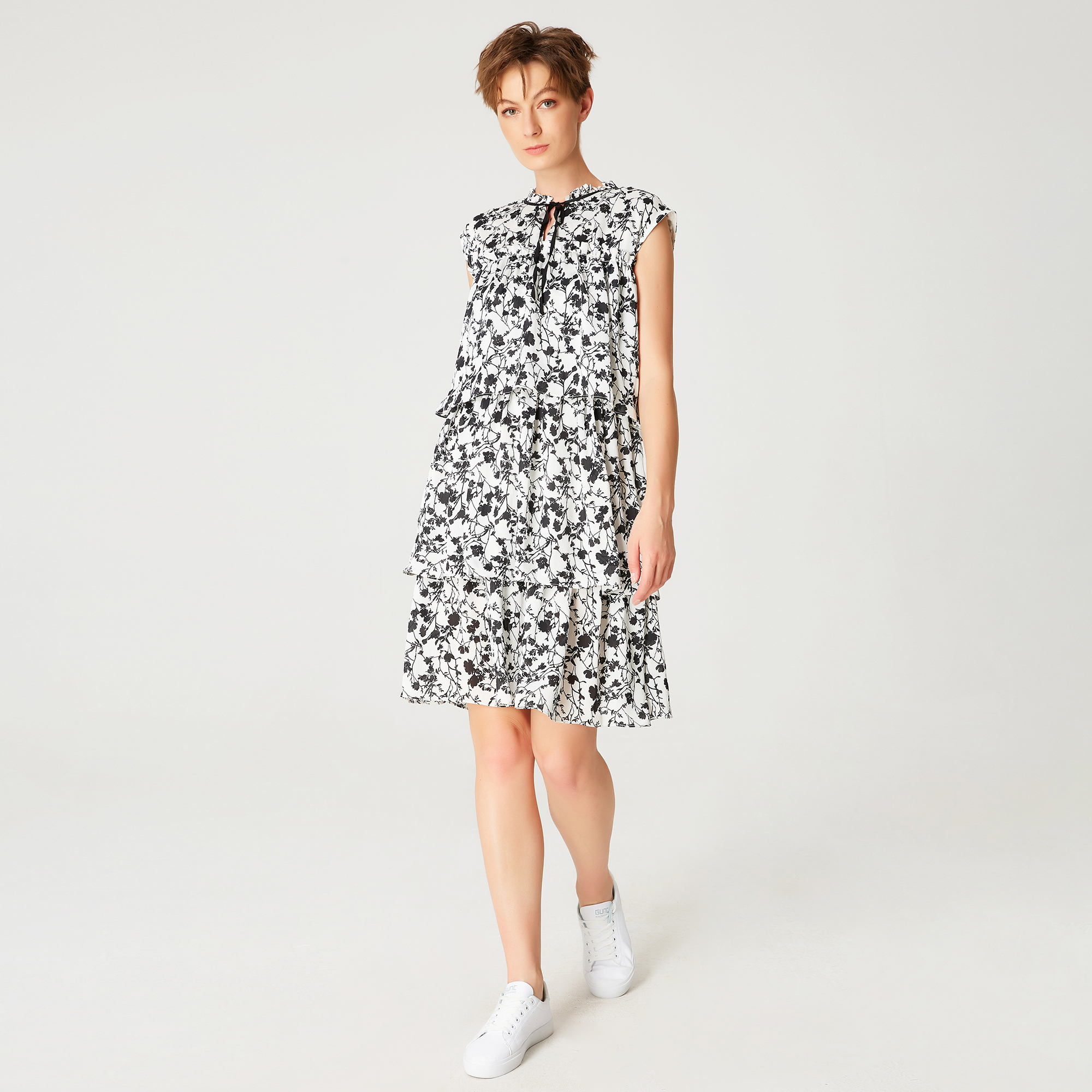 Thumbnail - Kurzes Kleid mit Rüschen und Blumendruck