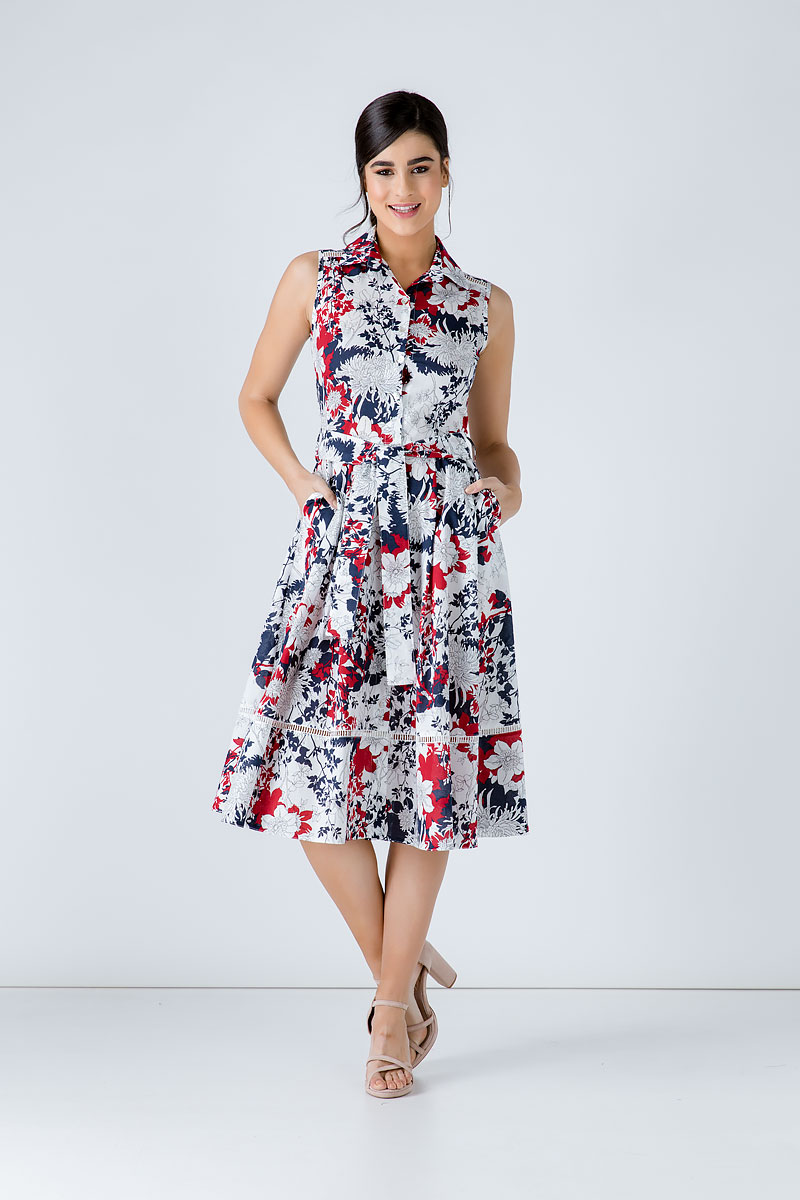 Thumbnail - Marineblaues Kleid mit Blumenmuster und Gürtel