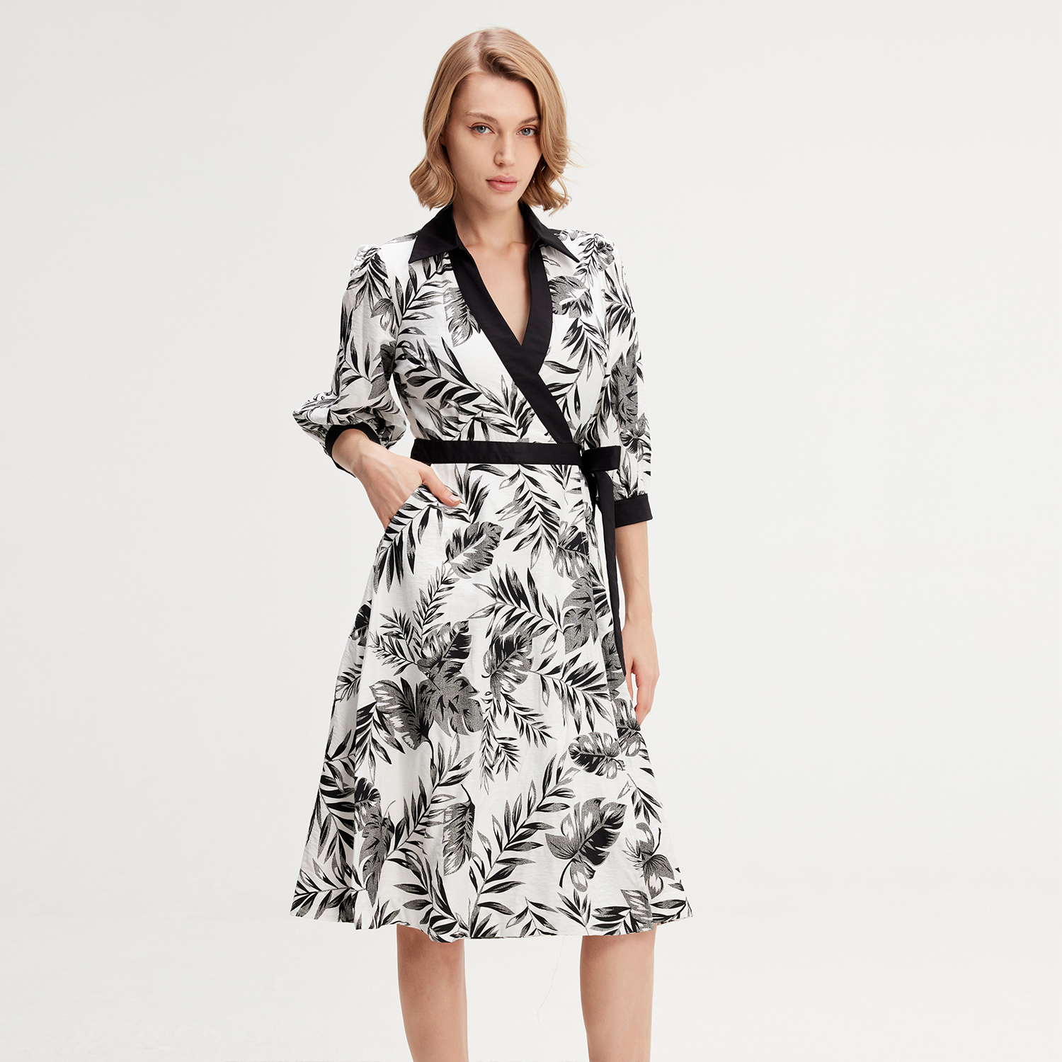 Thumbnail - Bi-Material-Wickelkleid mit tropischem Print