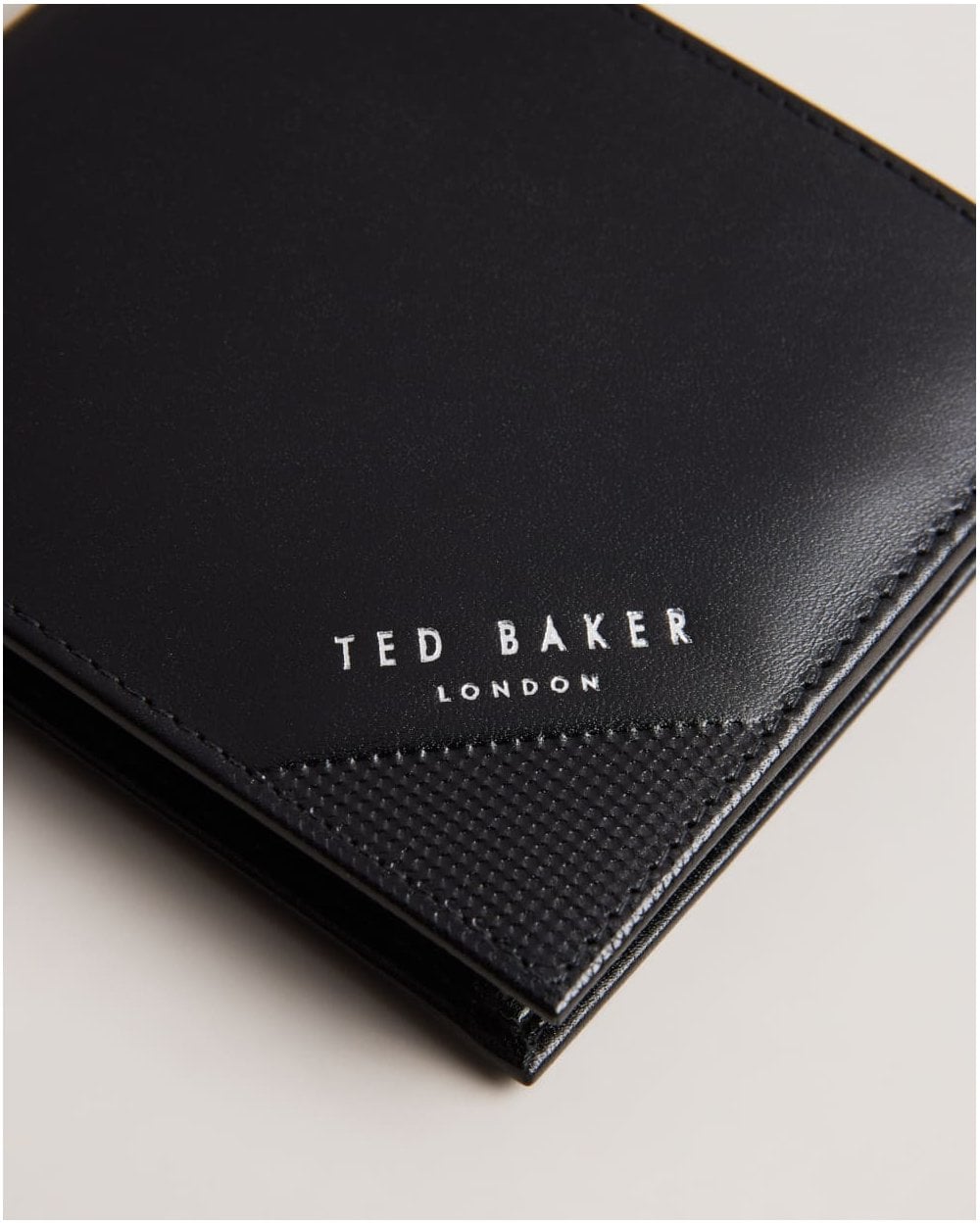 Ted Baker Prugs Herrar Pr präglad hörnläder bifold myntplånbok – bild 2