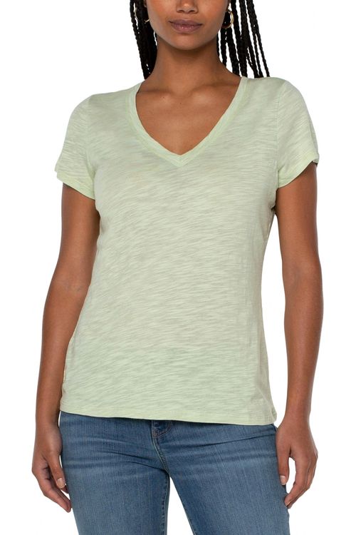 Thumbnail - Slim-Fit-T-Shirt aus Slub-Strick mit V-Ausschnitt in Celadon