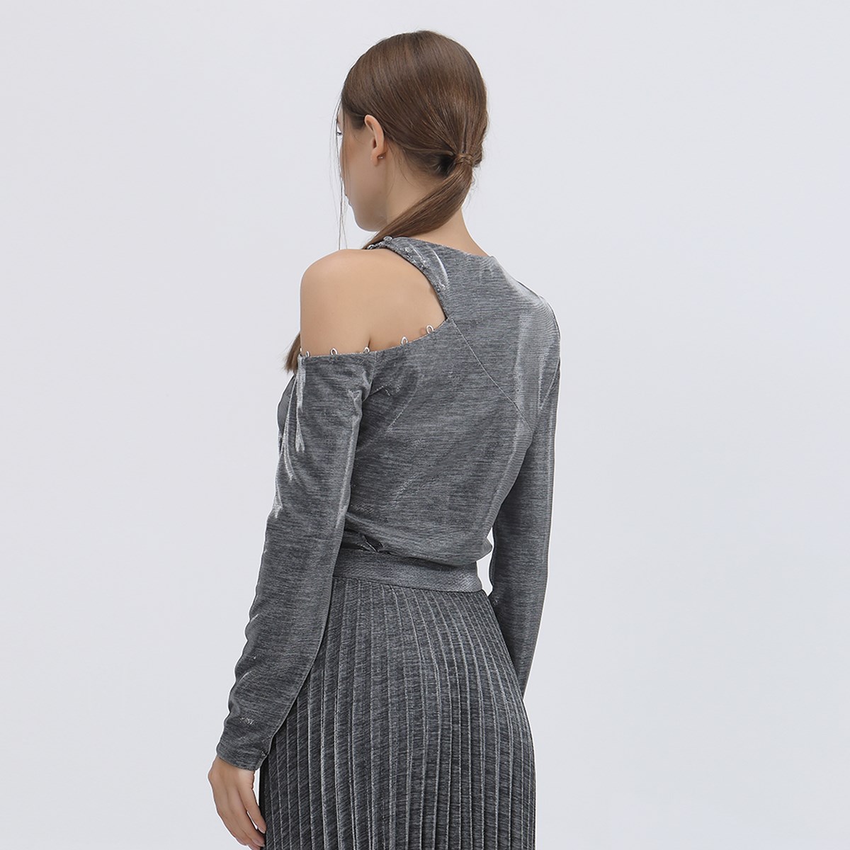 Smart & Joy Asymmetrisk skimrande topp med off-shoulder dam – bild 2