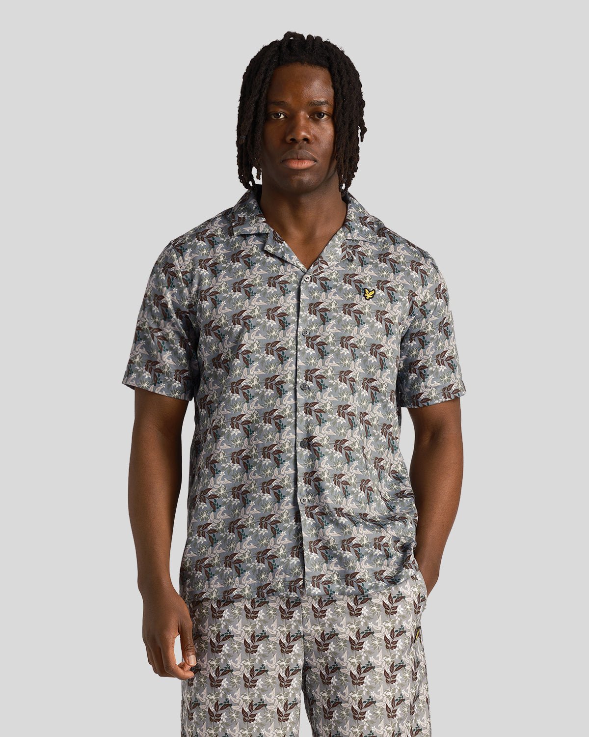 Thumbnail - Lyle & Scott Herren Floral Print Resort Hemd in Gunmetal