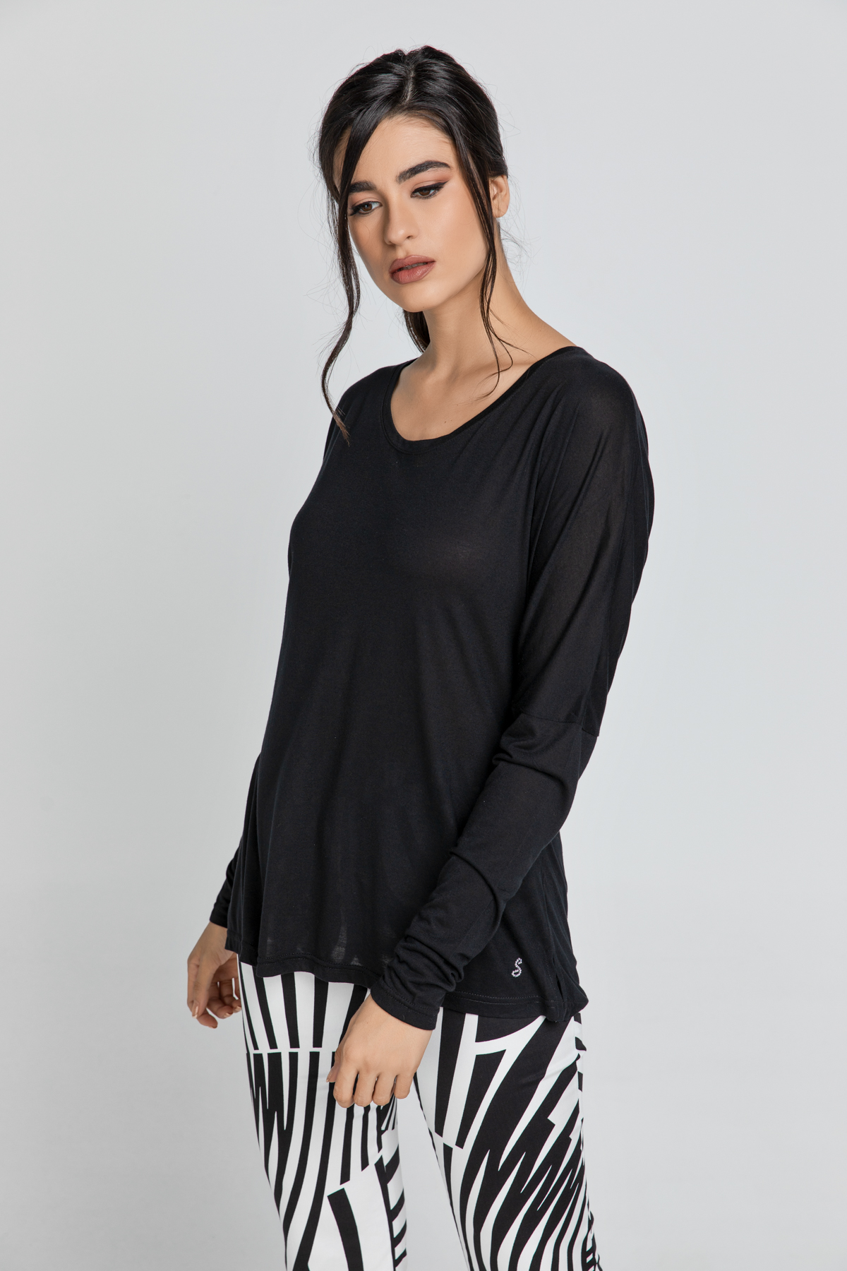 Thumbnail - Schwarzes Top mit langen Fledermausärmeln von SWL