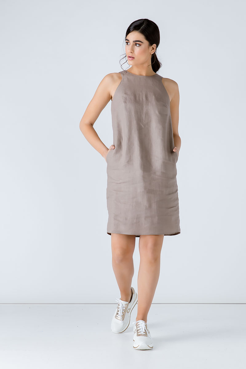 Thumbnail - Ärmelloses sackartiges Kleid in Taupe