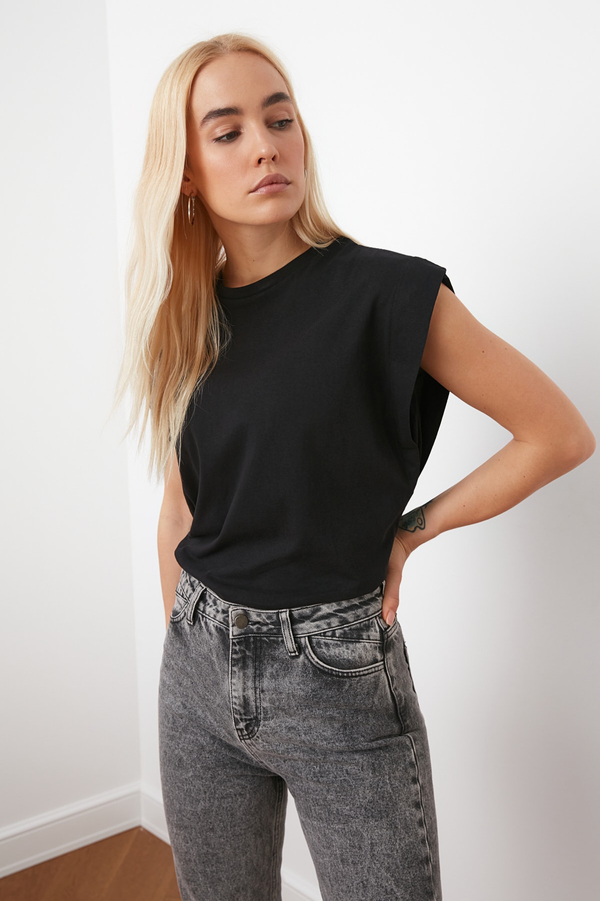 Trendyol Kvinnors Rundhalsad T-shirt med Kappärmar i Enfärgad Stickad Material dam – bild 2