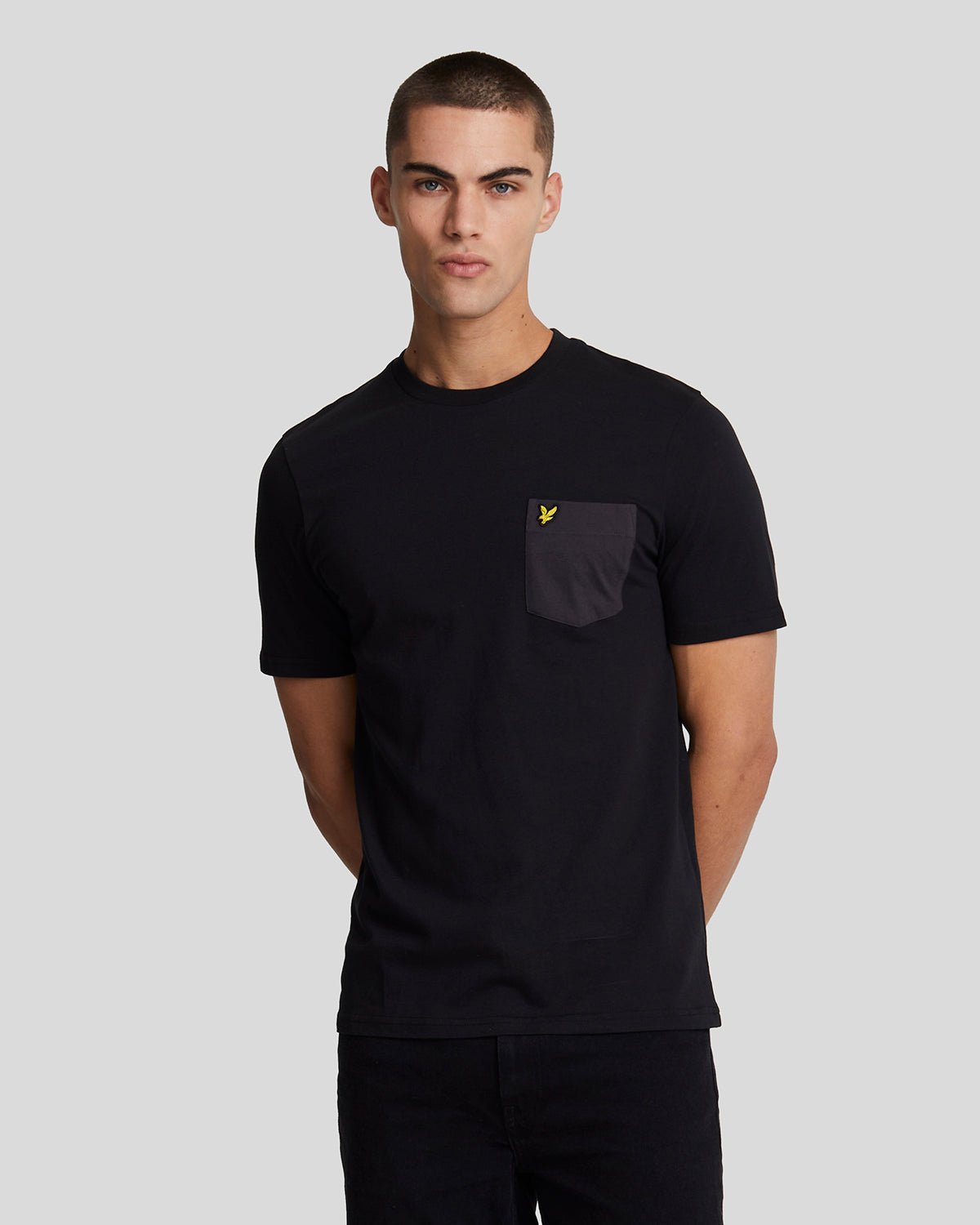 Thumbnail - Lyle & Scott � T-Shirt mit farblich abgestimmter Tasche in Schwarz