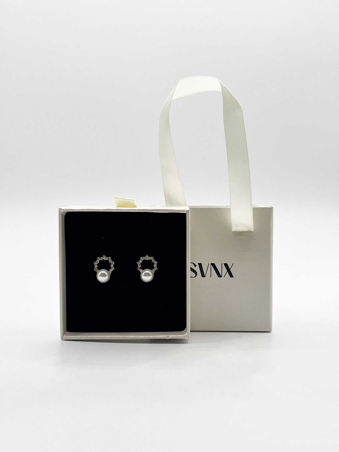 SVNX Womens Pearl Stud Earrings on Diamante Circular Wreath - Gift Wrapped - Gold - One Size