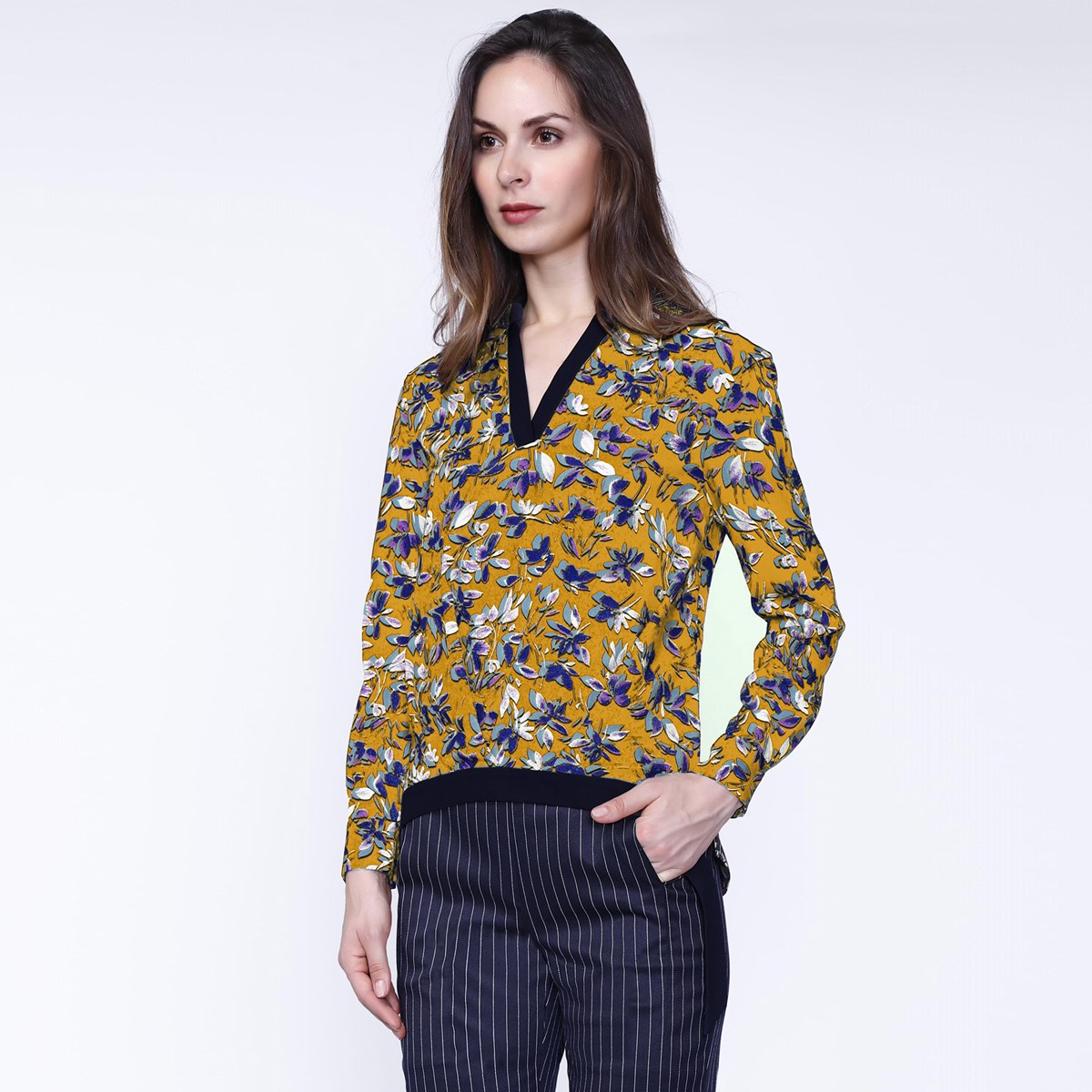 Col-v blus i satin och bladmönster