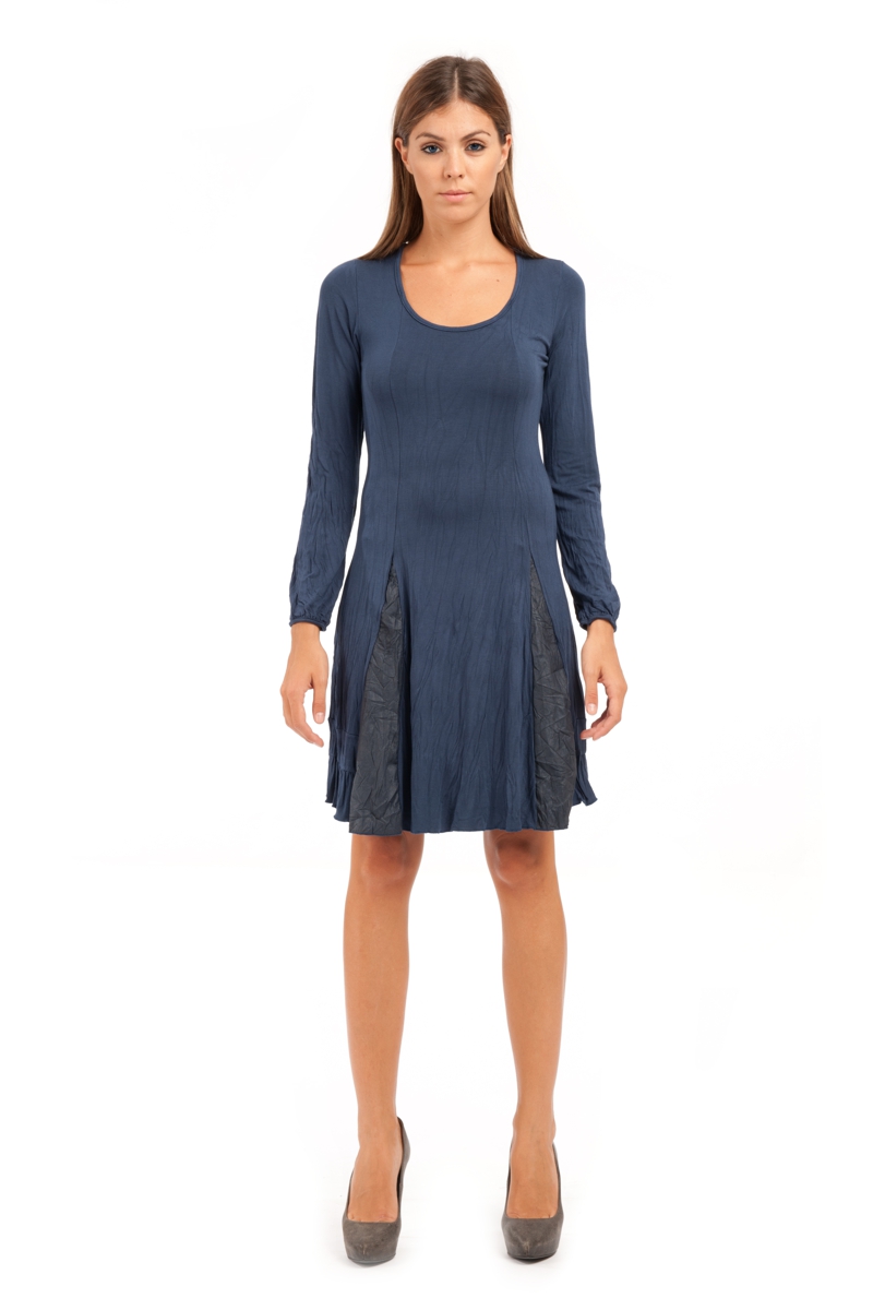 Langärmeliges A-Linien-Jersey-Kleid mit Knitterstoff-Detail