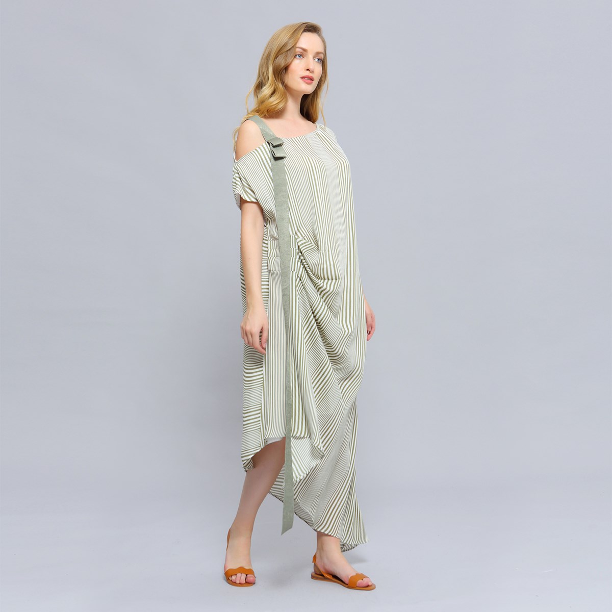 Asymmetrisk draperad klänning med randigt tryck