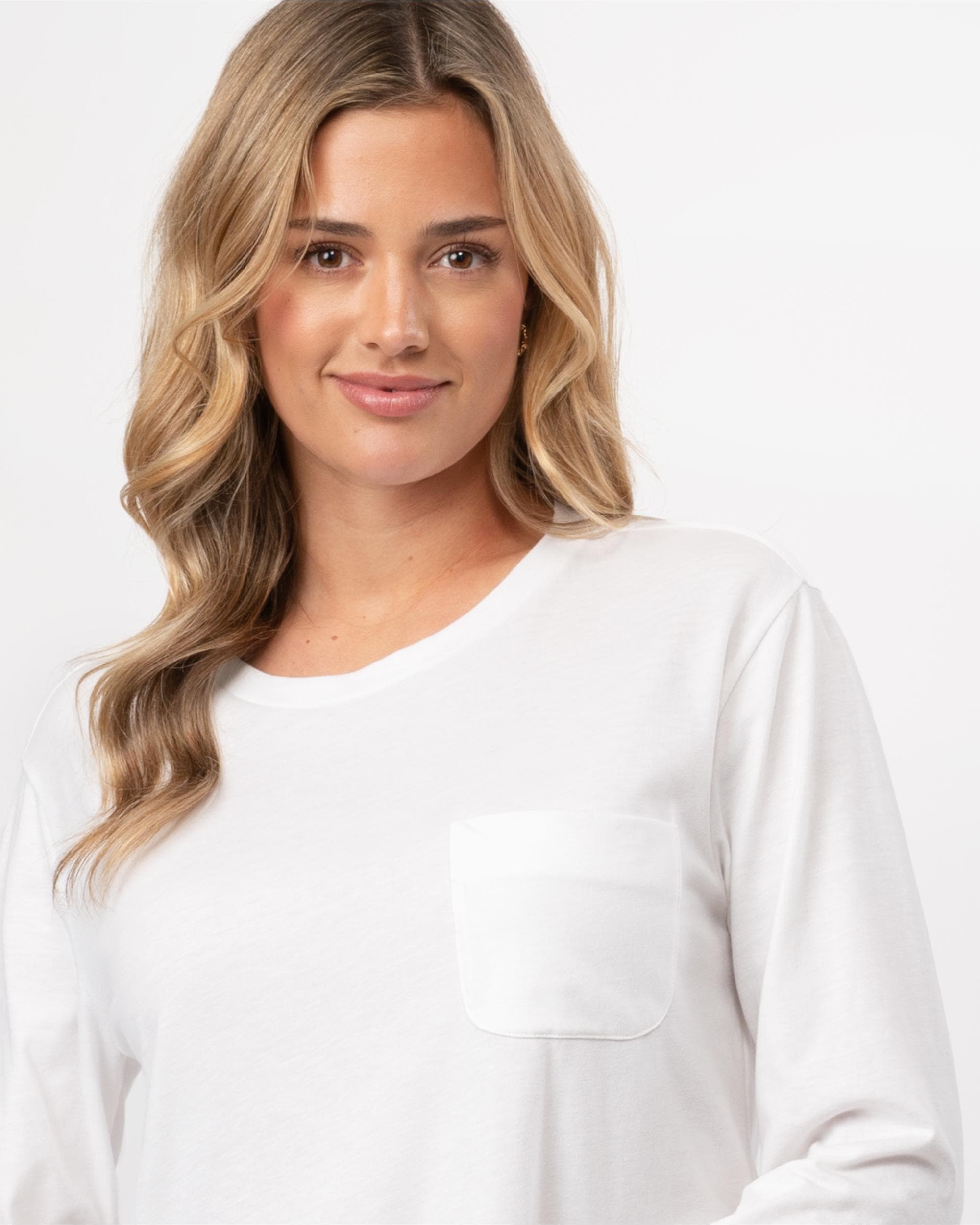Woolrich t-shirt med rund hals, bröstficka och sidosprund dam – bild 3