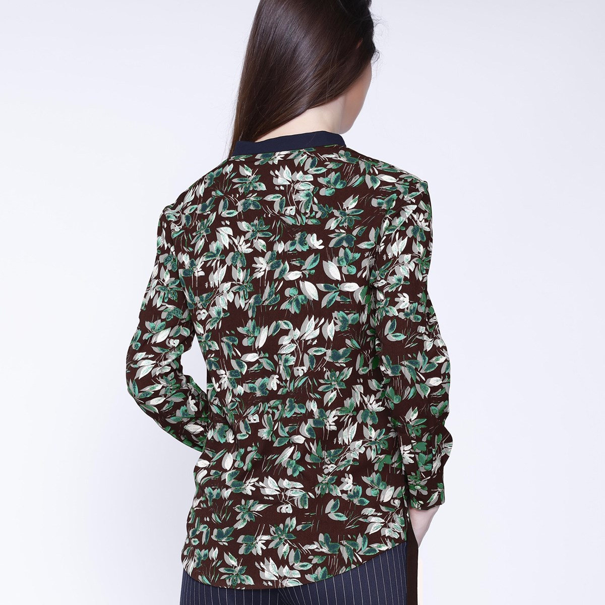 Smart & Joy Col-v blus i satin och bladmönster dam – bild 2