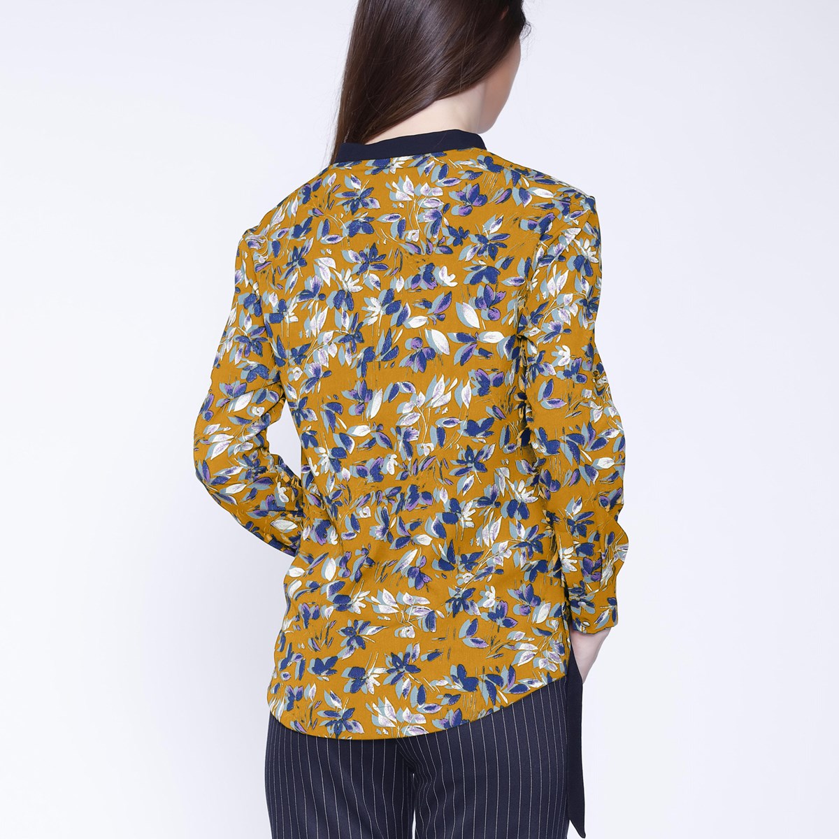 Smart & Joy Col-v blus i satin och bladmönster dam – bild 2