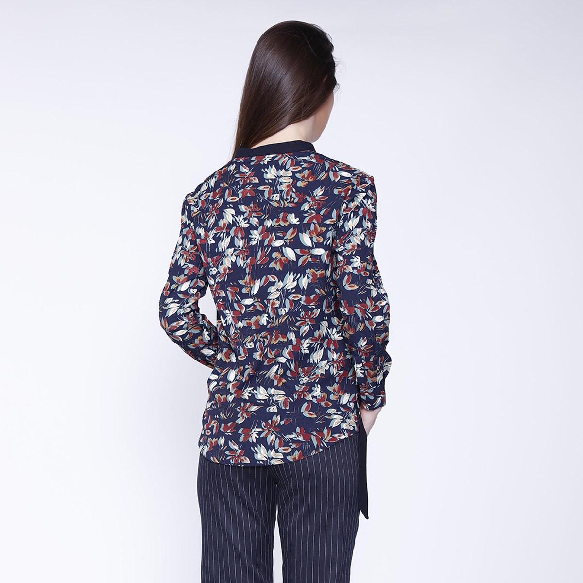 Smart & Joy Col-v blus i satin och bladmönster dam – bild 2