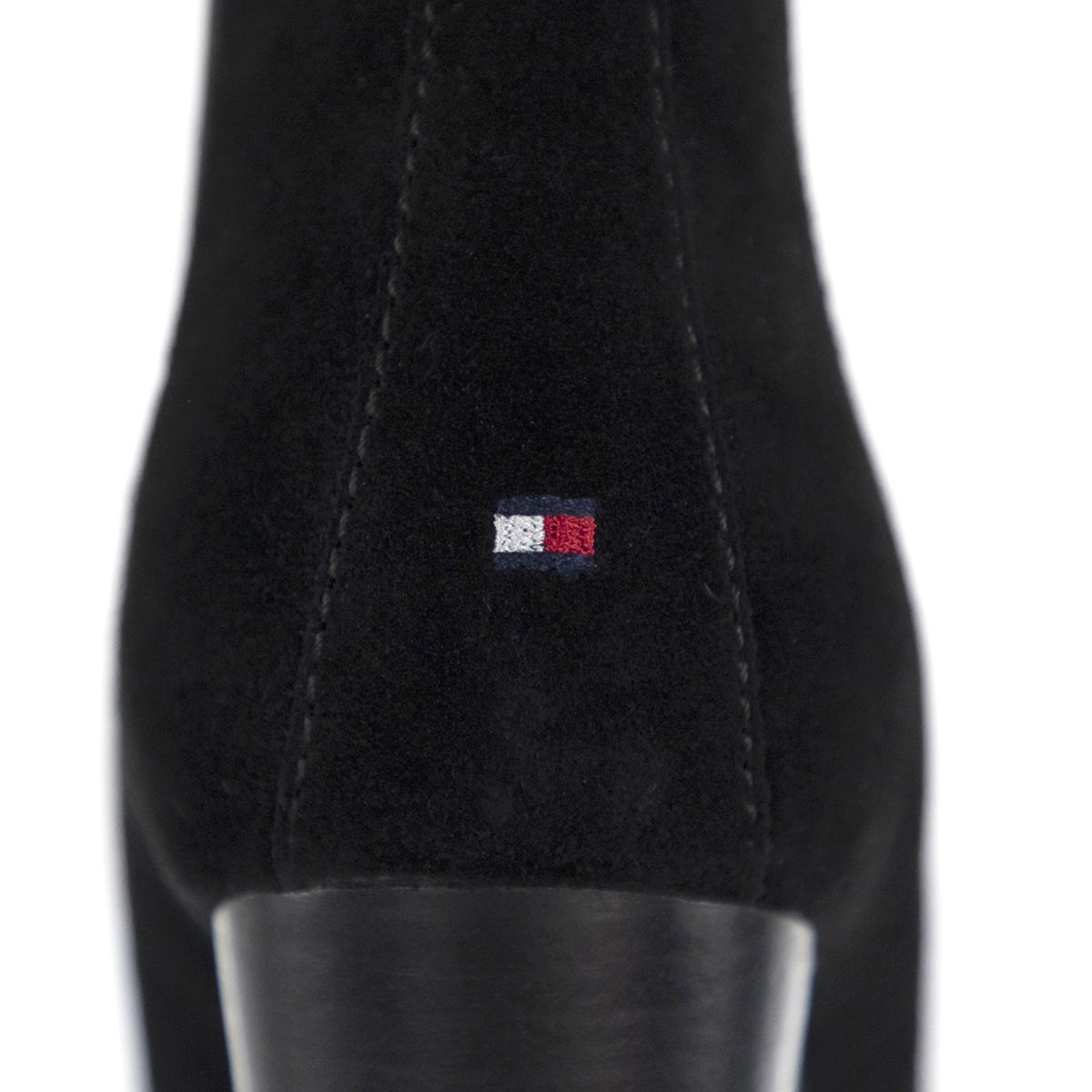 Tommy Hilfiger FW0FW03574-990-41 You can never go wrong with a pair of black ankle boots, especially if they have a heel like this one that will elongate your figure. Regular fit and made of suede.