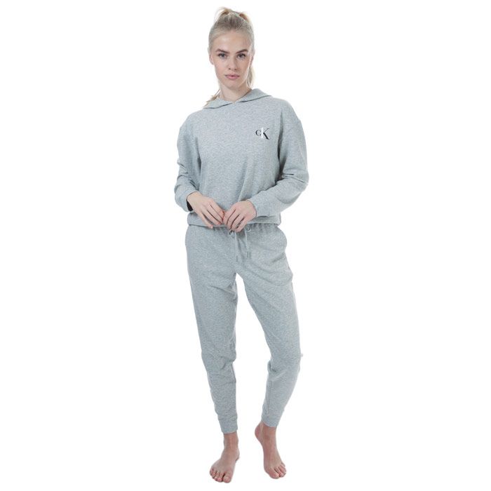 Womens Calvin Klein CK ONE Lounge Hoody in grey heather.<BR><BR>- Hooded neckline.<BR>- Drop shoulder.<BR>- Long sleeves with ribbed cuffs.<BR>- Calvin Klein logo printed at left chest.<BR>- Drawcord-adjustable hem.<BR>- Branded back neck tape.<BR>- Relaxed fit.<BR>- Measurement from shoulder to hem: 18“ approximately.<BR>- Body: 57% Cotton  38% Polyester  5% Elastane.  Machine washable. <BR>- Ref: 000QS6427E020<BR><BR>Measurements are intended for guidance only.