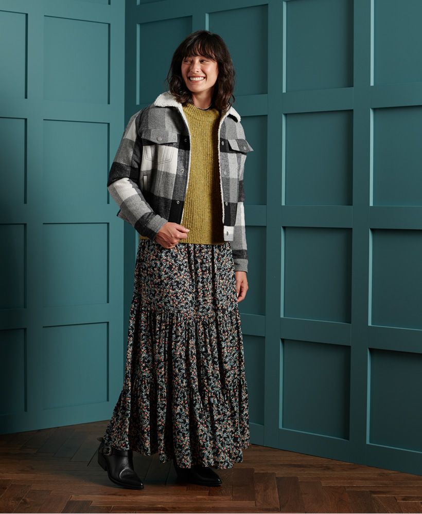 Wrap up and get a sophisticated look this season with the Freya Tweed Crew Jumper, designed to be elegant and cozy. Style with your favourite jeans, or a flowy skirt for a unique look.Crew necklineCable knitSignature logo patch