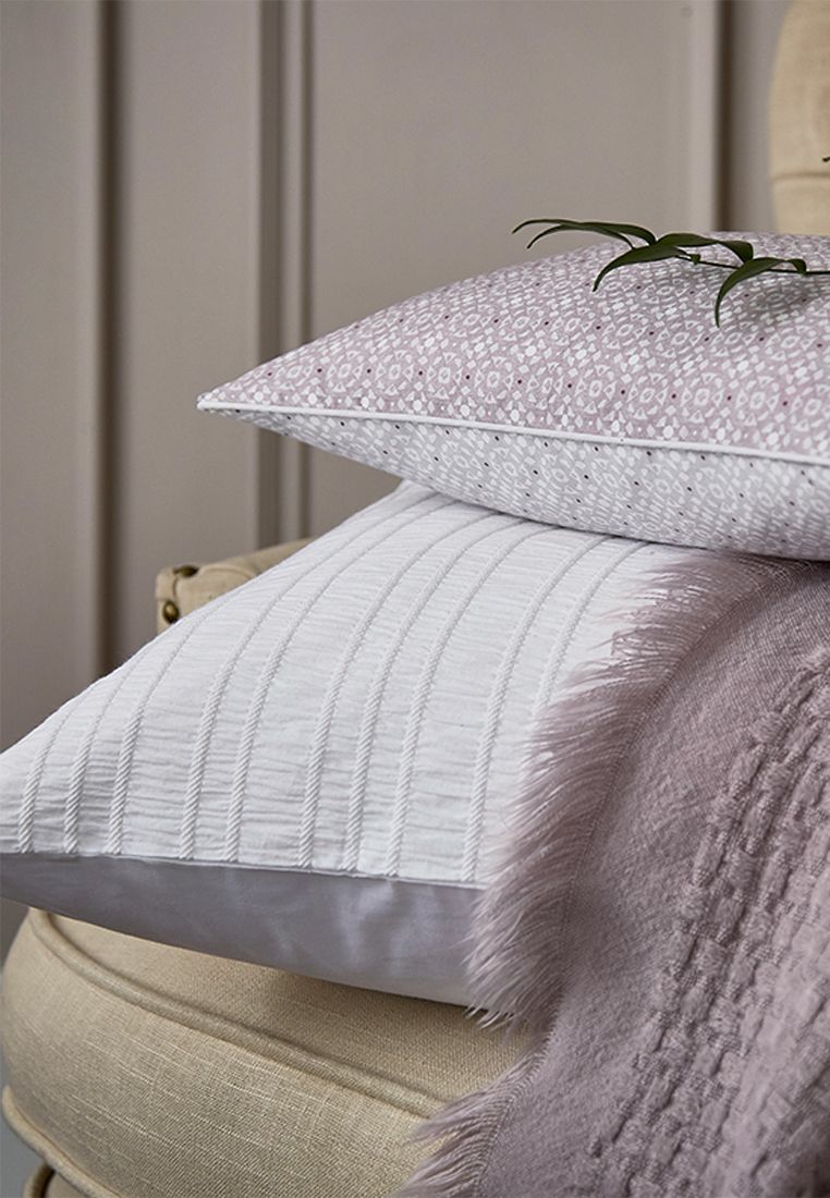 A sophisticated textured plain design in soft oxford grey.  The seersucker fabric with a textured vertical stripe switches to a 100% cotton plain dye reverse.  Team with the stylish coordinating cushion with paisley panel feature or the twill pattern weave throw with fringed tassel edging. Made in China.
