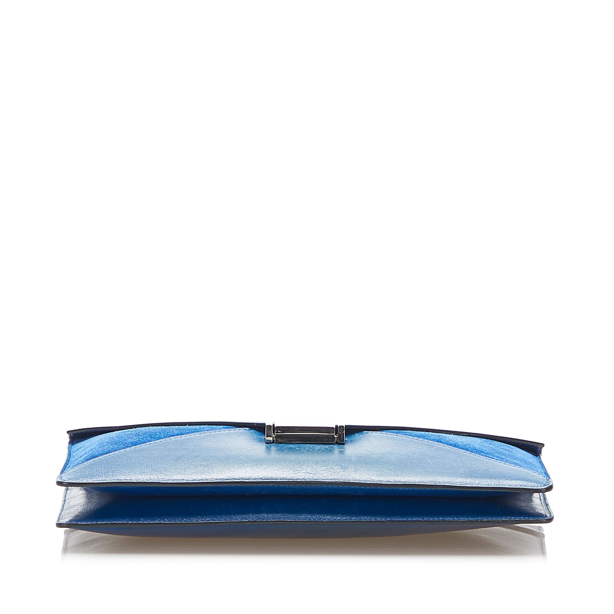 VINTAGE. RRP AS NEW. The Diamond clutch bag features a leather body, a front flap with push lock closure, and an interior zip pocket.Exterior back is discolored and scratched. Exterior bottom is scratched. Exterior front is discolored and scratched. Lock is scratched and tarnished. Interior lining is discolored and scratched. Interior pocket is discolored.

Dimensions:
Length 17cm
Width 27.6cm
Depth 1cm

Original Accessories: This item has no other original accessories.

Color: Blue
Material: Leather x Calf
Country of Origin: Italy
Boutique Reference: SSU116666K1342


Product Rating: GoodCondition