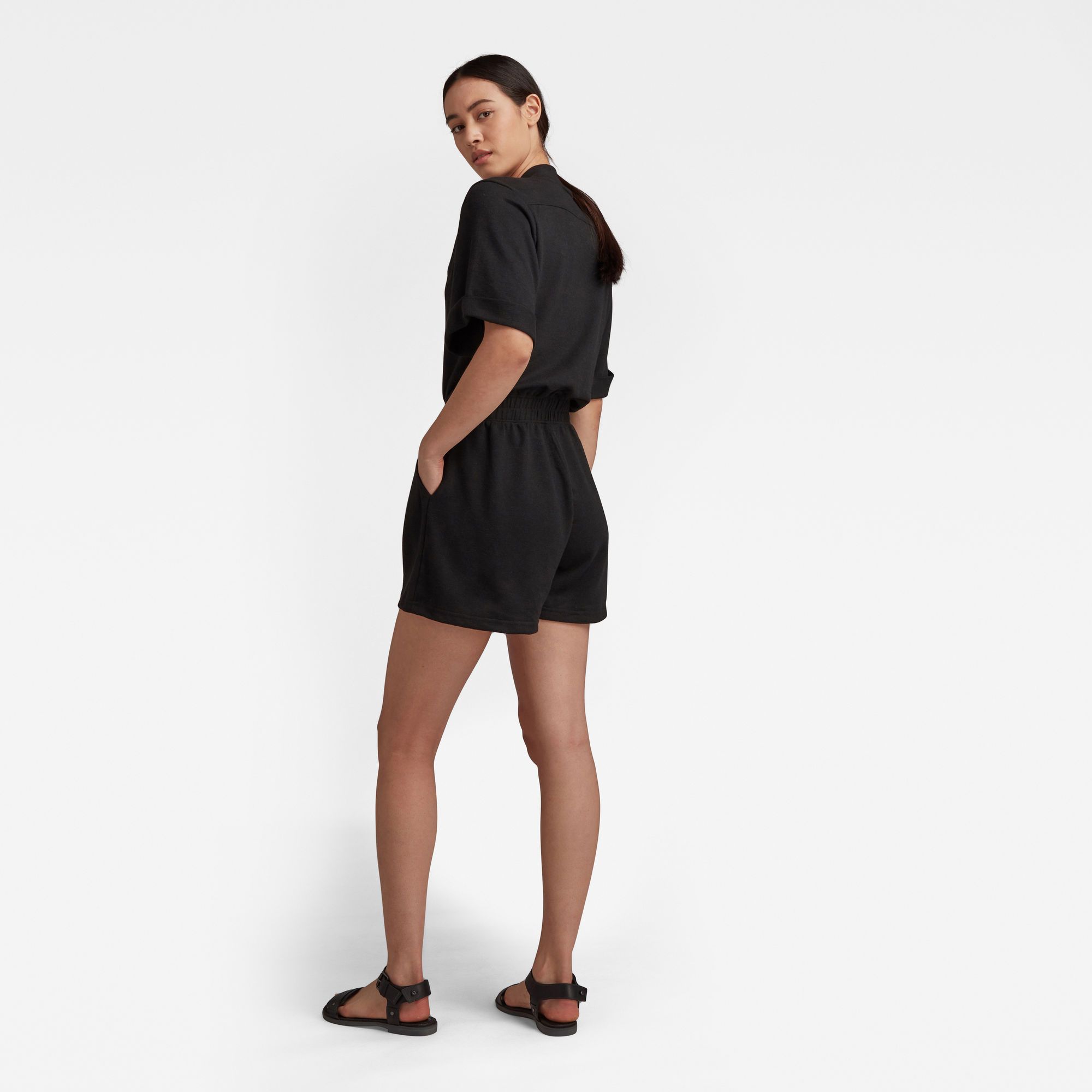 V-shaped neckline- raised ribbed neckline at the back. Short sleeves, folded edge- tucked. Elasticated waist. Upper leg length shorts. Slanted front pockets. Zipper closure- pull tab. Zip closure. Mid waist. This jersey is created out of recycled polyester and linen, creating in interest in texture and color blend. jersey knit. Loose