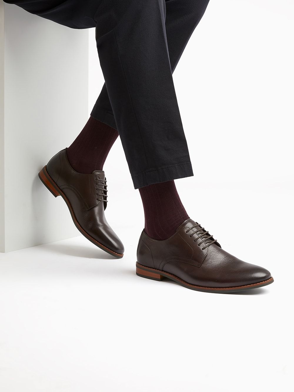 Refine your formal edit with our Suffolks Gibson shoes. Meticulously crafted from genuine leather, they feature classic top-stitch detailing along with two lace colourways to choose from