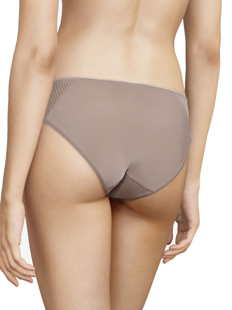 Part of the Pont Neuf collection, these brazilian briefs are offered in a Bronzed Taupe colourway. Lined, comfortable and machine washable. Made from 87% Nylon, 13% Elastane.