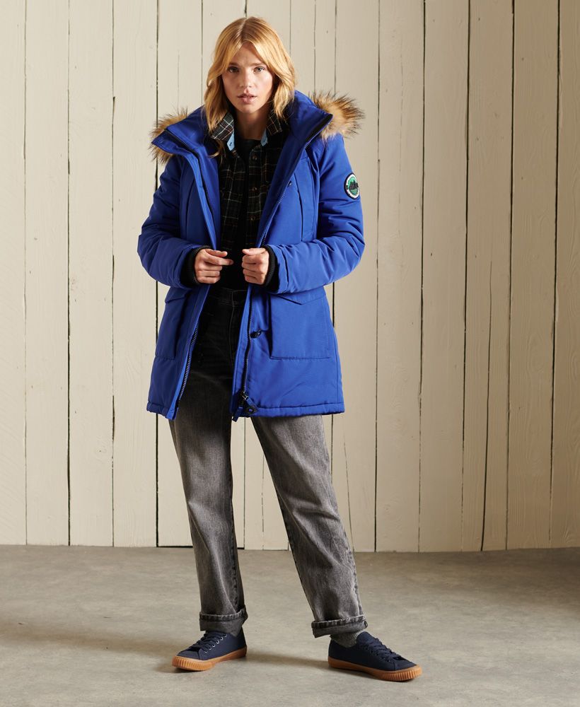 Keep warm and in style this season with the classic Everest Parka coat. A classic in our collection, make this winter-warmer staple one of your wardrobe classics.Slim fit – designed to fit closer to the body for a more tailored lookZip and button fasteningRibbed cuffsRemovable hoodAdjustable faux fur trimSeven pocket design including one inner pocketBungee cord adjustable waistSignature logo tabThe padding in this jacket is 100% recycled, each jacket contains over 30 recycled bottles, this avoids these bottles being sent to landfill or polluting our oceans.