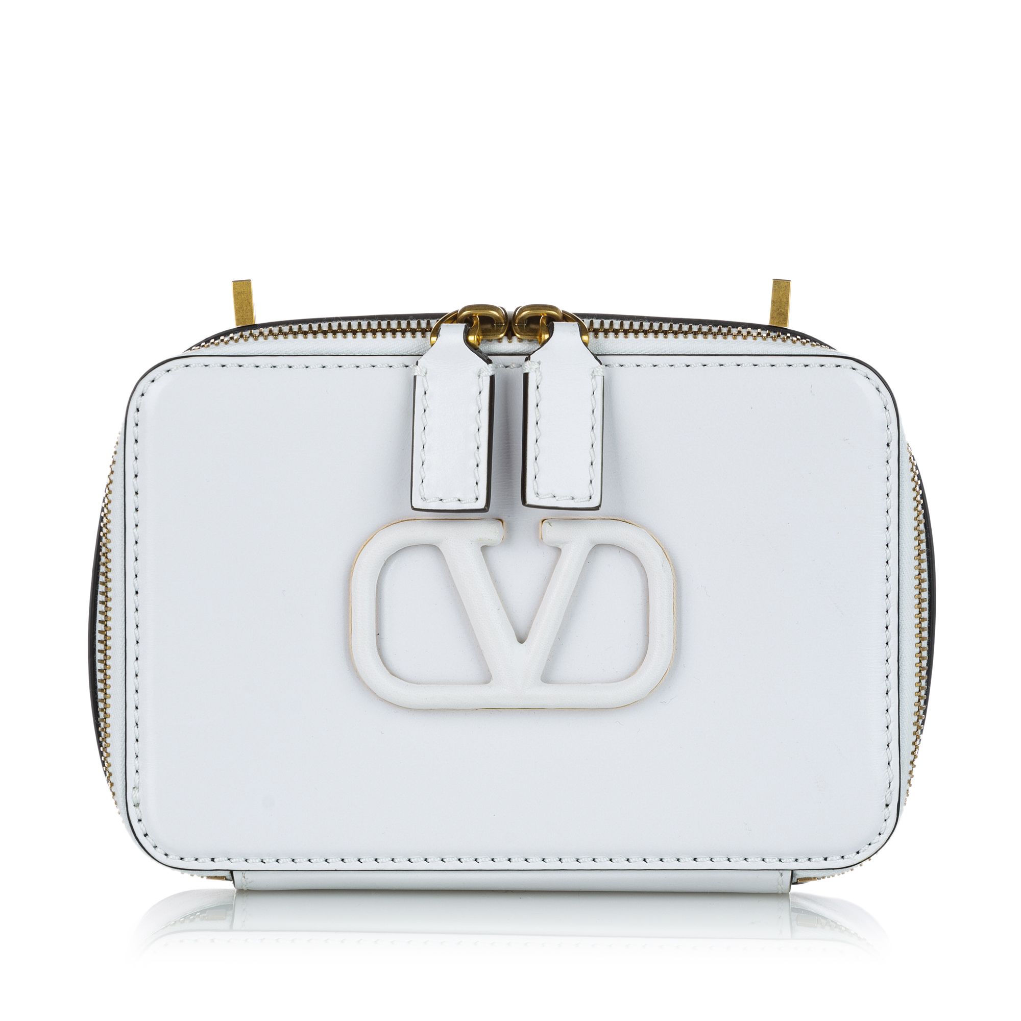 VINTAGE. RRP AS NEW. The VSling crossbody bag features a leather body, a flat leather strap, and a zip around closure .Exterior Front Cracked, Scratched. 

Dimensions:
Length 12cm
Width 18cm
Depth 6cm
Shoulder Drop 55cm

Original Accessories: Dust Bag, Authenticity Card

Color: White x Ivory
Material: Leather x Calf
Country of Origin: Italy
Boutique Reference: SSU115348K1342


Product Rating: GoodCondition