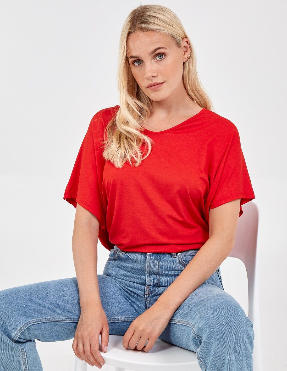 Keep it simple with this casual oversized top. Pair with jeans, chunky trainers and a headband for an easy day to night look!