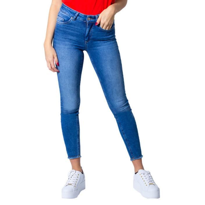 Brand: Only
Gender: Women
Type: Jeans
Season: Spring/Summer

PRODUCT DETAIL
• Color: blue
• Fastening: zip and button
• Pockets: front and back pockets 

COMPOSITION AND MATERIAL
• Composition: -92% cotton -2% elastane -6% polyester 
•  Washing: machine wash at 30°