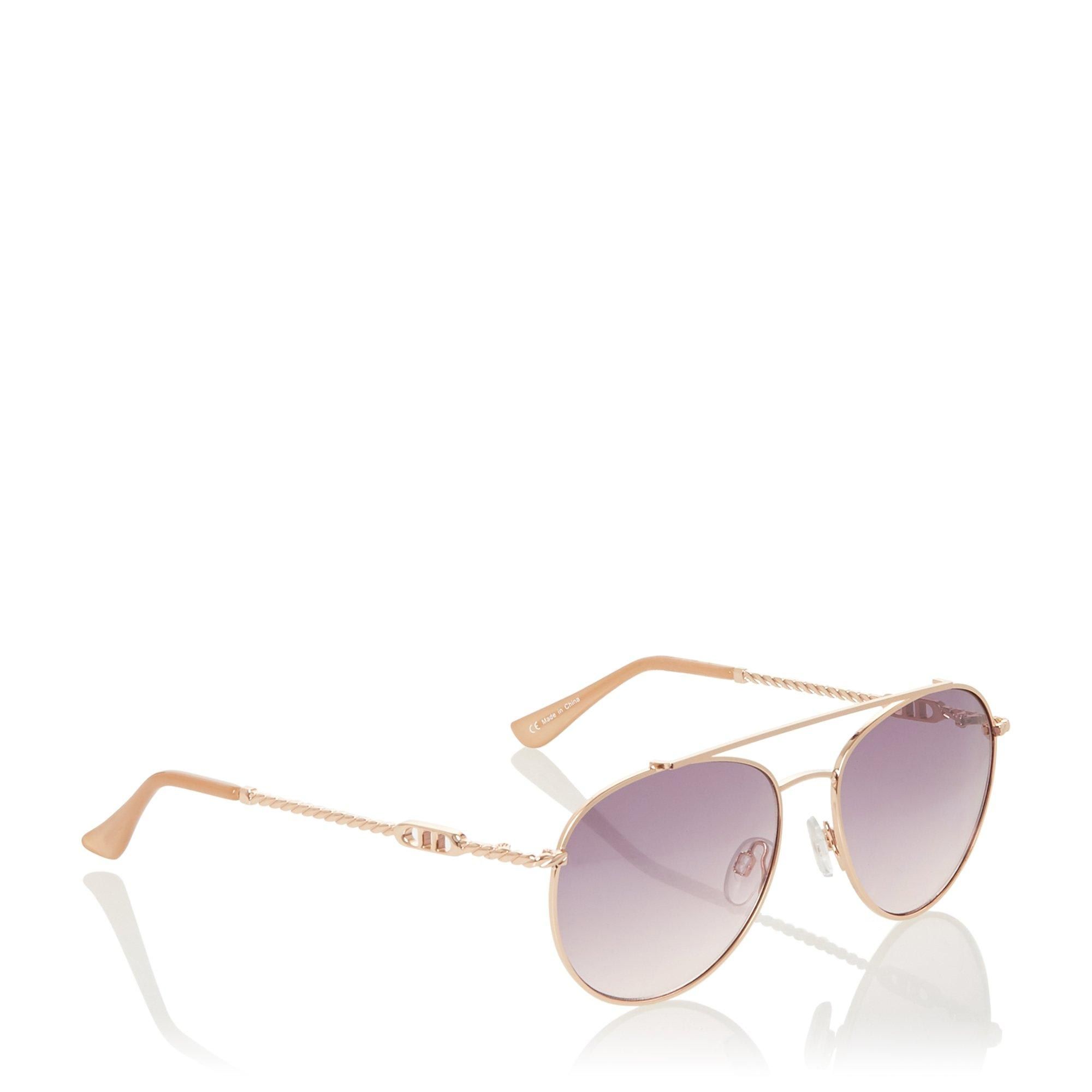 Complete your summer edits with these aviator sunglasses. With chic twisted metal arms that feature a signature brand detail. The lenses display a light smoke finish.