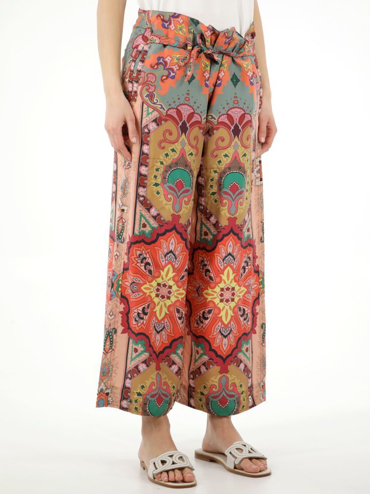 Multicolor silk paperbag culottes with all-over Paisley print. It features waist belt, zip and button closure, two side welt pockets, one rear welt pocket and one rear patch pocket. The model is 178cm tall and wears size 40.
