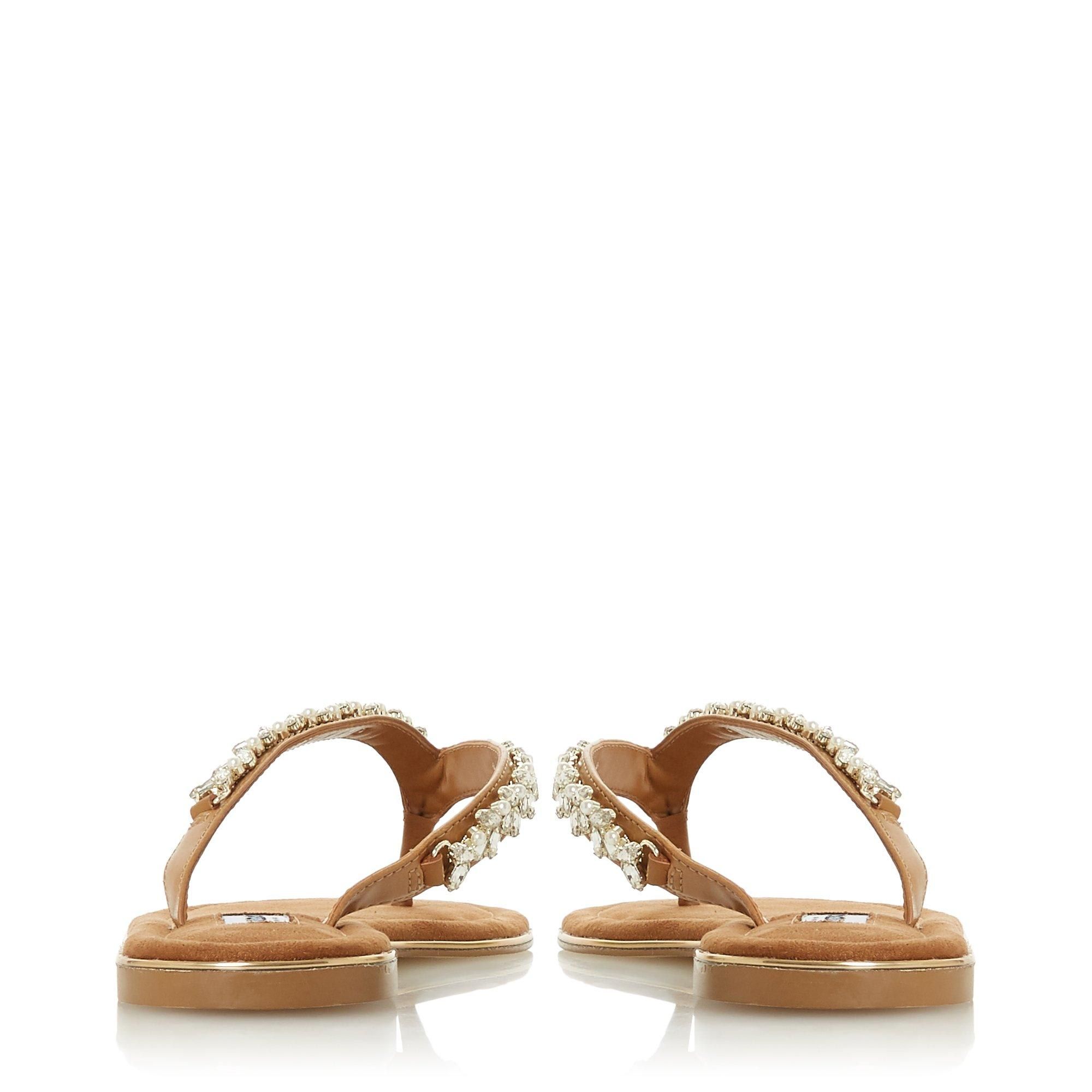 The Newbeys sandal will become your daily companion in the summer months. Fitted with a jewel-embossed toe post for a hint of glamour. It's finished with a shimmering contrasting rim at the sole.
