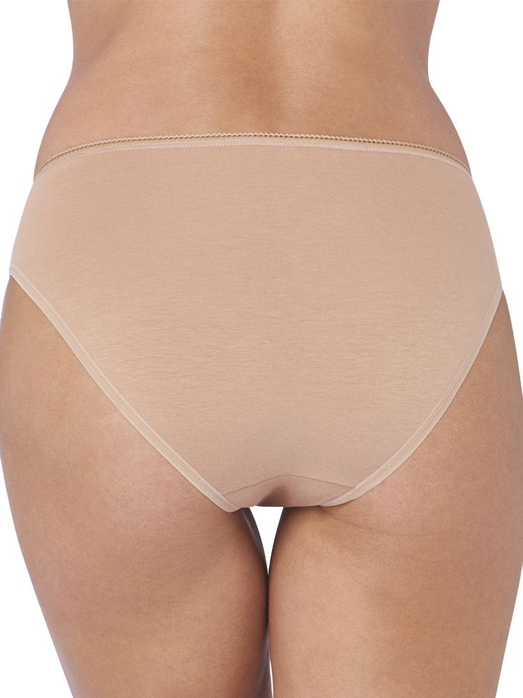 Add a touch fresh young look to your everyday lingerie with the Sloggi 24/7 cotton series. The classic tai brief has a high proportion of cotton for a natural, comfortable feel. With flat seams this is a perfect everyday brief.
