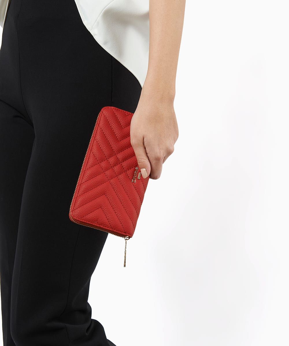 Keep change, notes and cards stylishly stored inside our Korria purse. This quilted style has multiple storage compartments and fastens with a zip.