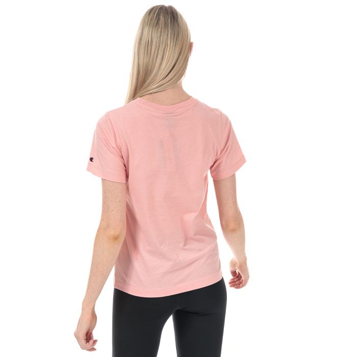 Champion Womens Large Logo T-Shirt in pink.<BR><BR>- Signature Champion logo to the chest.<BR>- Regular fit.<BR>- Embroidered logo to the sleeve.<BR>- Ribbed crew neck.<BR>- Short sleeves.<BR>- 100% Cotton. Machine washable.<BR>- 111971 PS119