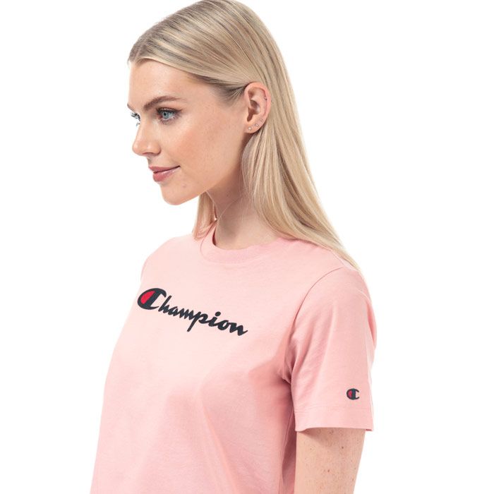 Champion Womens Large Logo T-Shirt in pink.<BR><BR>- Signature Champion logo to the chest.<BR>- Regular fit.<BR>- Embroidered logo to the sleeve.<BR>- Ribbed crew neck.<BR>- Short sleeves.<BR>- 100% Cotton. Machine washable.<BR>- 111971 PS119