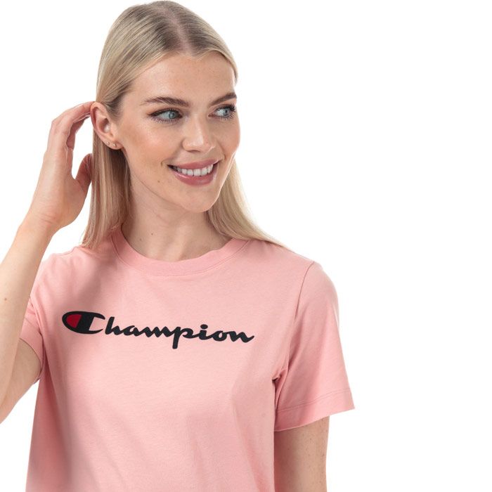 Champion Womens Large Logo T-Shirt in pink.<BR><BR>- Signature Champion logo to the chest.<BR>- Regular fit.<BR>- Embroidered logo to the sleeve.<BR>- Ribbed crew neck.<BR>- Short sleeves.<BR>- 100% Cotton. Machine washable.<BR>- 111971 PS119