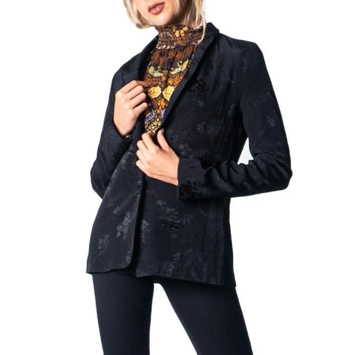 Brand: Desigual
Gender: Women
Type: Blazer
Season: Fall/Winter

PRODUCT DETAIL
• Color: black
• Pattern: print
• Fastening: with button
• Sleeves: long
• Collar: lapel collar

COMPOSITION AND MATERIAL
• Composition: -100% viscose 
•  Washing: machine wash at 30°
